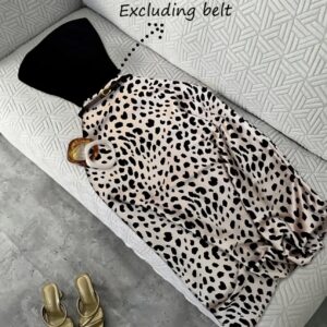 Falda de satén con estampado de leopardo y top a juego