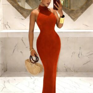 Vestido largo que se ajusta al cuerpo y de cuello alto