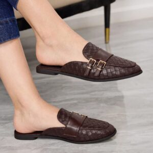 Mules planos con hebillas