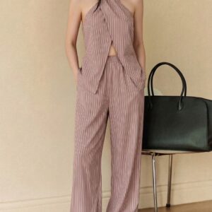 Top cruzado y abierto con pantalones a juego