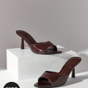 Zapatos de tacón fino descalzados